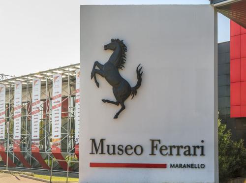 LEADER DEL FUTUROIN PRESENZA 
Come nasce una Ferrari. Incontro con Flavio Manzoni (con visita al Museo Ferrari) 